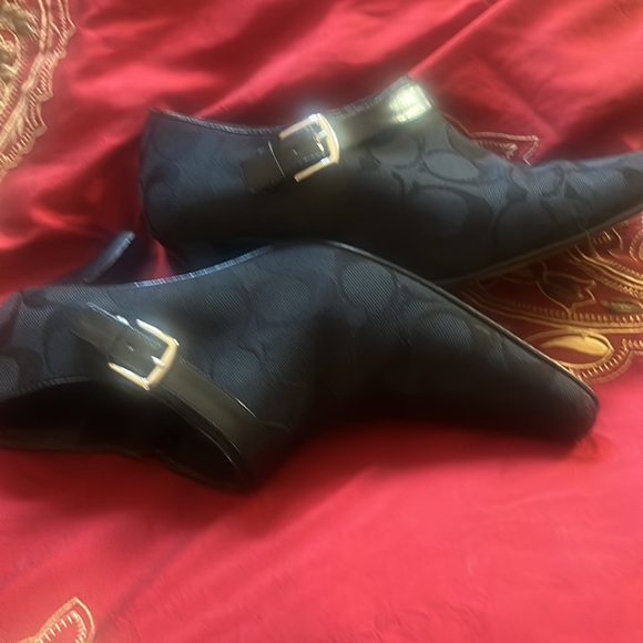 Coach booties in very good condition.  Confortable in  2.5 inch heels . - Picture 7 of 7
